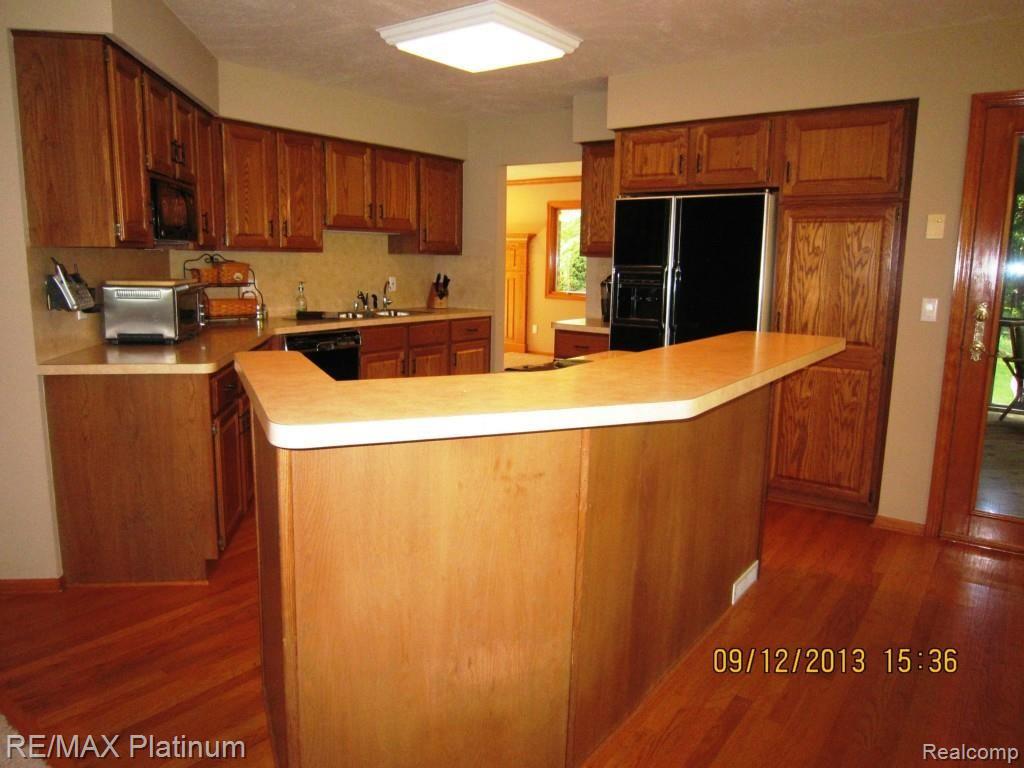 13711 Commerce Road Milford, MI 48380 - Photo 8 of 52 13711 COMMERCE KITCHEN.jpg