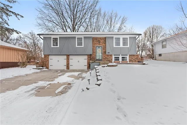 $279,000 | 400 Southwest Killarney Lane, Blue Springs, MO 64014