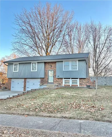 $279,000 | 400 Southwest Killarney Lane, Blue Springs, MO 64014