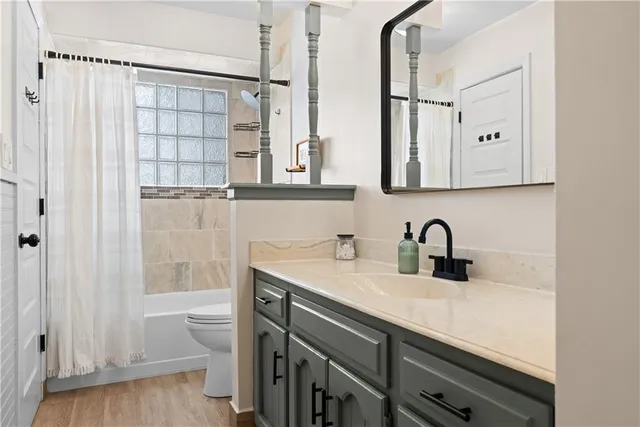 $279,000 | 400 Southwest Killarney Lane, Blue Springs, MO 64014