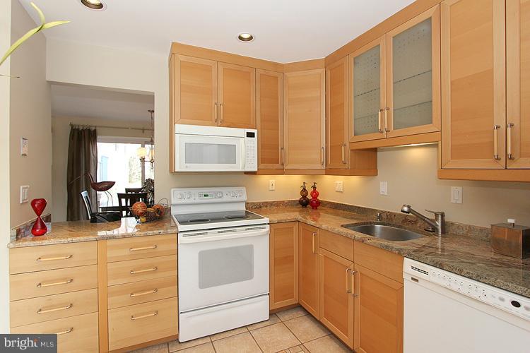 11649 Mediterranean Court Reston, VA 20190 - Photo 15 of 30 Kitchen