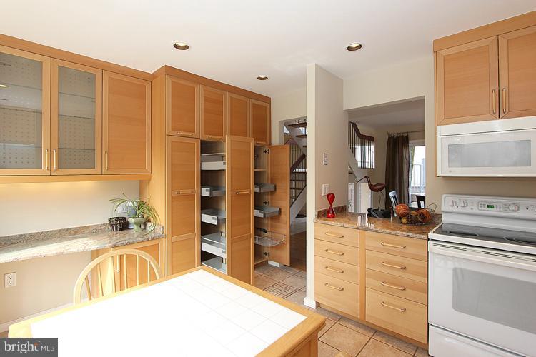 11649 Mediterranean Court Reston, VA 20190 - Photo 3 of 30 Kitchen