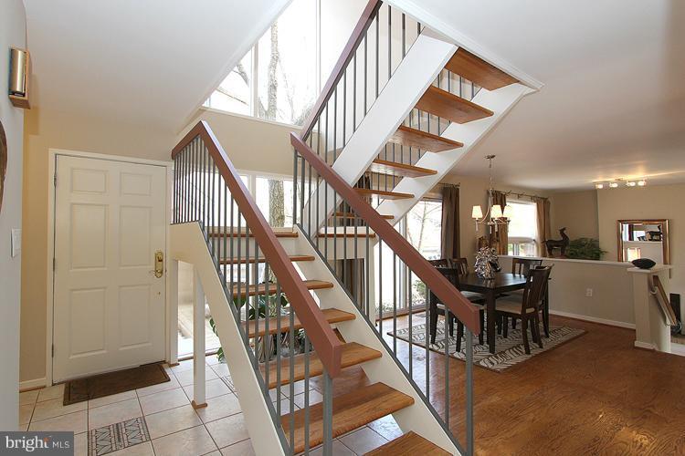 11649 Mediterranean Court Reston, VA 20190 - Photo 21 of 30 Staircase