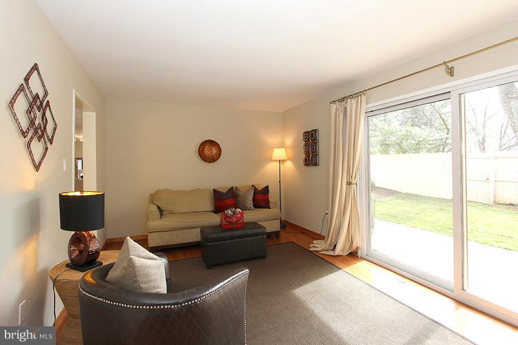 11649 Mediterranean Court Reston, VA 20190 - Photo 26 of 30 Living Room