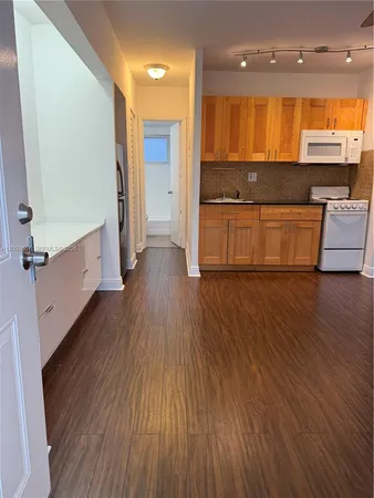 $1,900 | 740 Michigan Avenue, Unit 7, Miami Beach, FL 33139