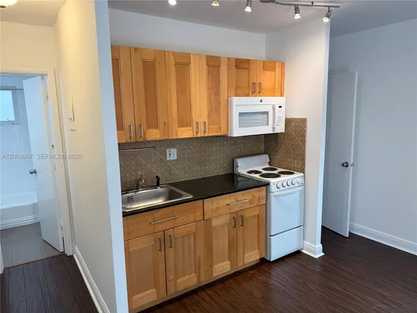 $1,900 | 740 Michigan Avenue, Unit 7, Miami Beach, FL 33139