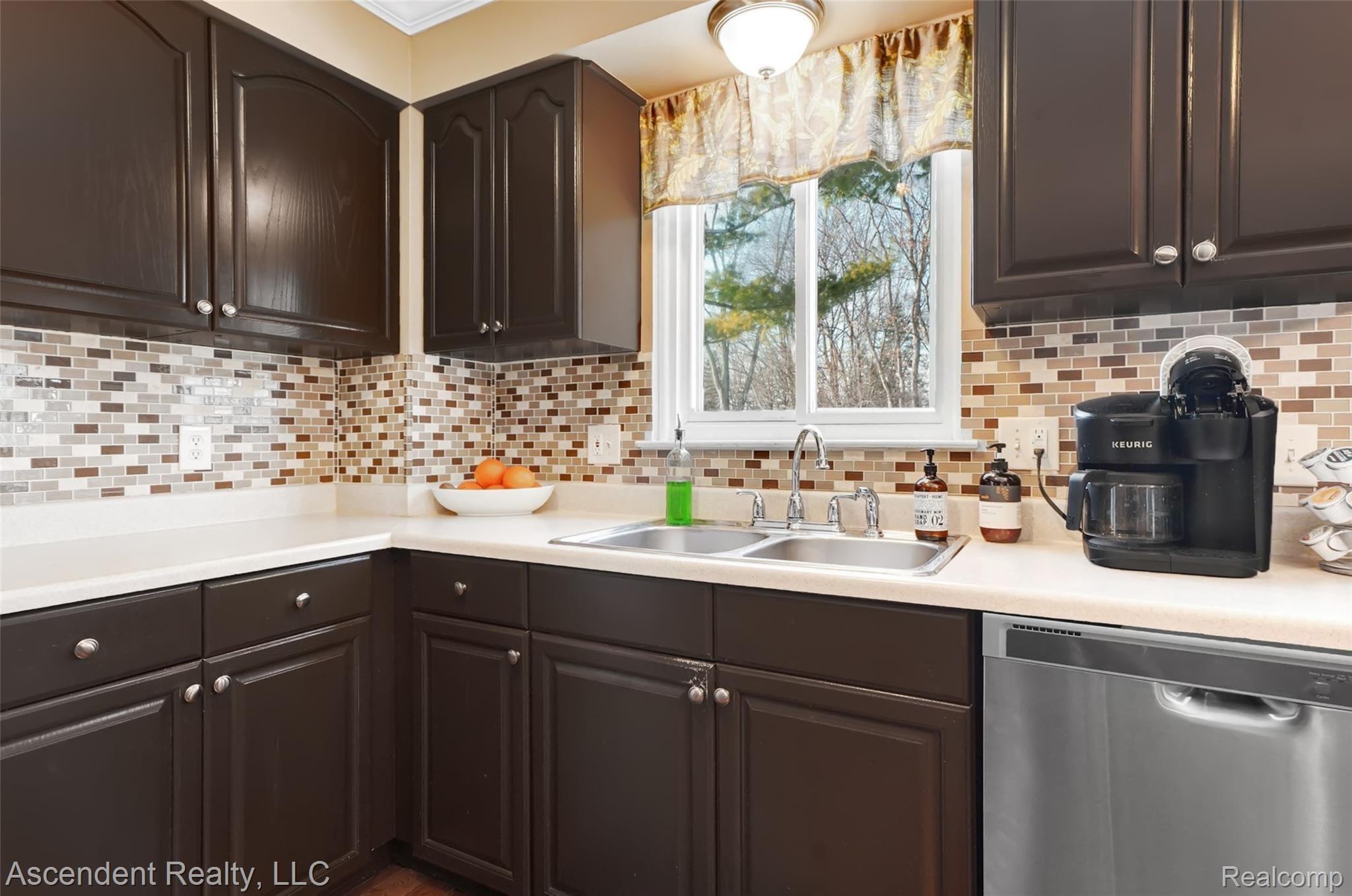 712 Dressler Lane Rochester, MI 48307 - Photo 10 of 30 Kitchen view 3