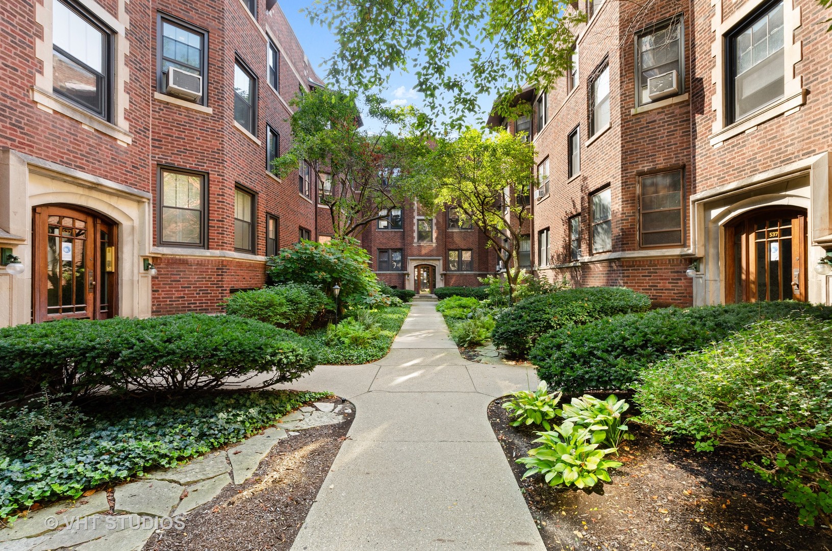 535 West Brompton Avenue, Unit 3S Chicago, IL 60657 - Photo 11 of 12 a view of a building with garden