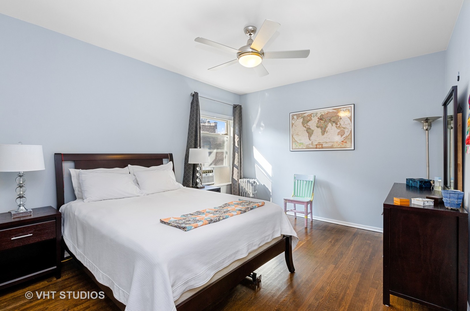 535 West Brompton Avenue, Unit 3S Chicago, IL 60657 - Photo 7 of 12 a bedroom with a bed and a desk