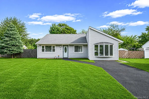 $548,500 | 9 Carson Lane, Medford, NY 11763