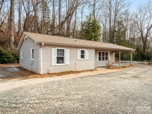 $389,000 | 1828 Memorial Highway, Lake Lure, NC 28746
