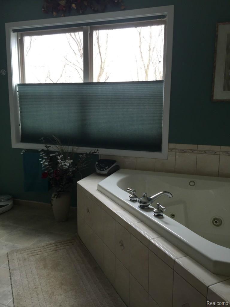 3122 County Farm Road Howell, MI 48843 - Photo 13 of 23 Spa like master bath, enjoy the jet tub at the end of a hard day!