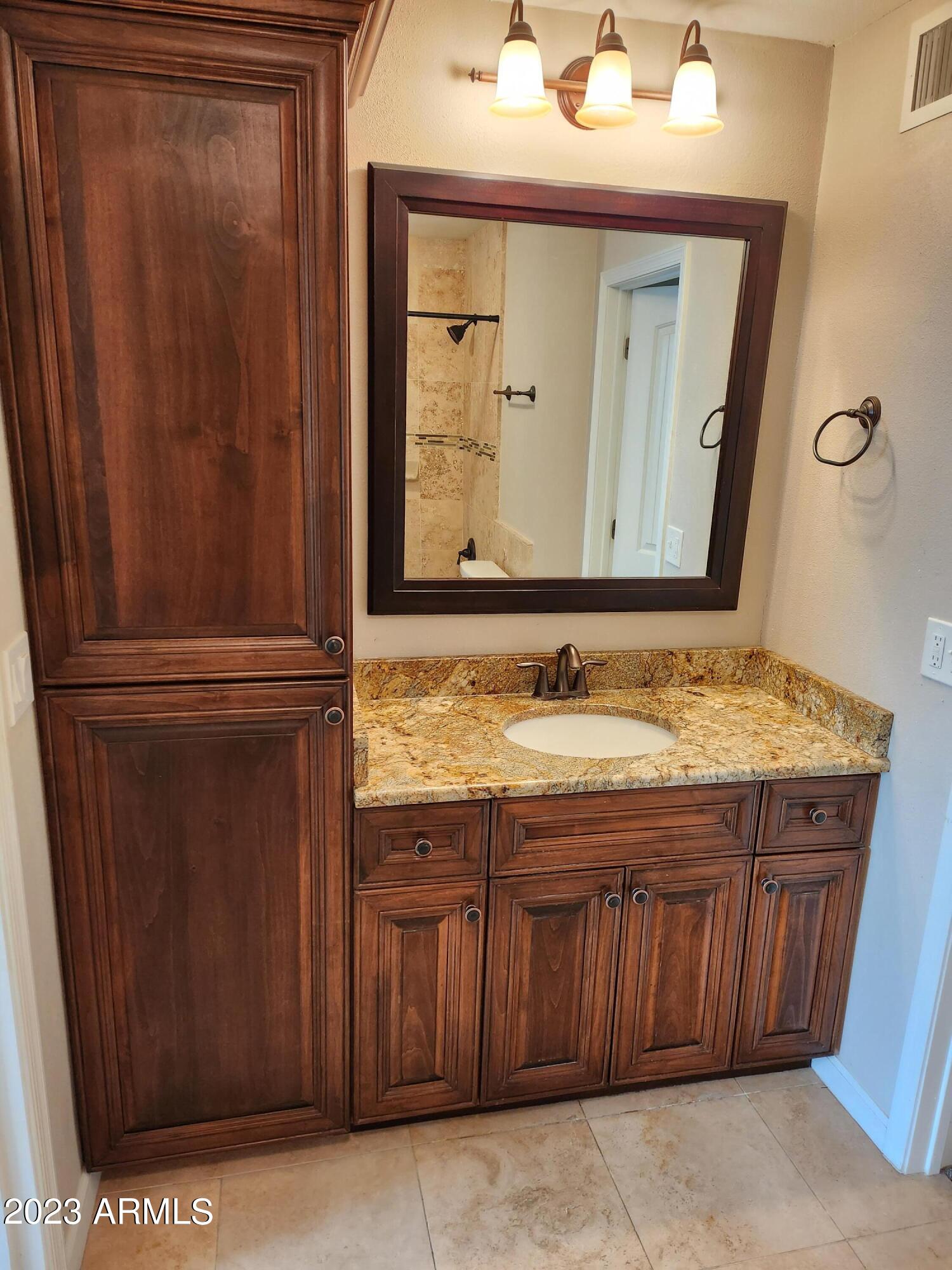 5525 East Thomas Road, Unit K1 Phoenix, AZ 85018 - Photo 16 of 46 Bathroom with Jack and Jill Access to bo