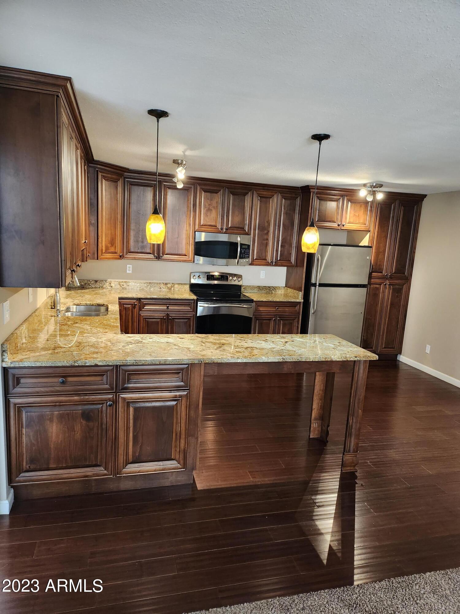 5525 East Thomas Road, Unit K1 Phoenix, AZ 85018 - Photo 22 of 46 Kitchen with Bar