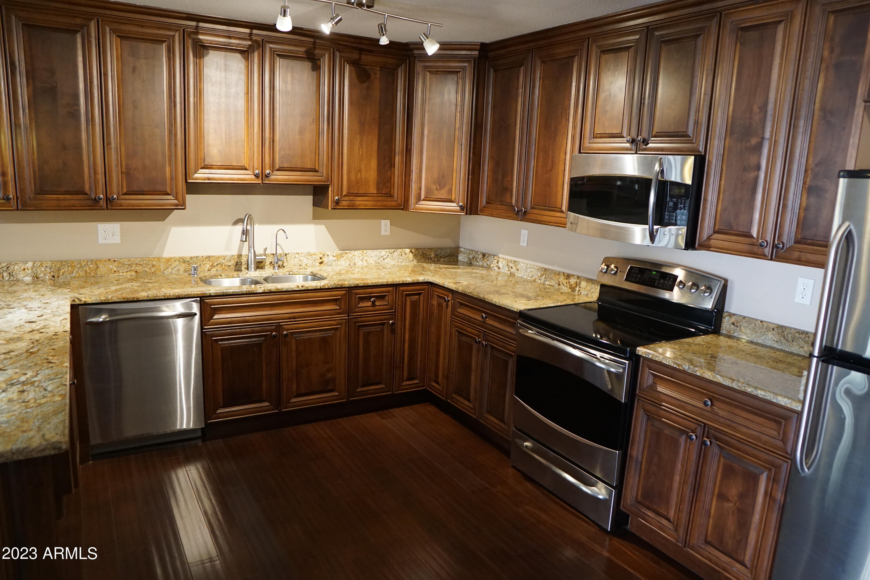 5525 East Thomas Road, Unit K1 Phoenix, AZ 85018 - Photo 25 of 46 Kitchen corner view