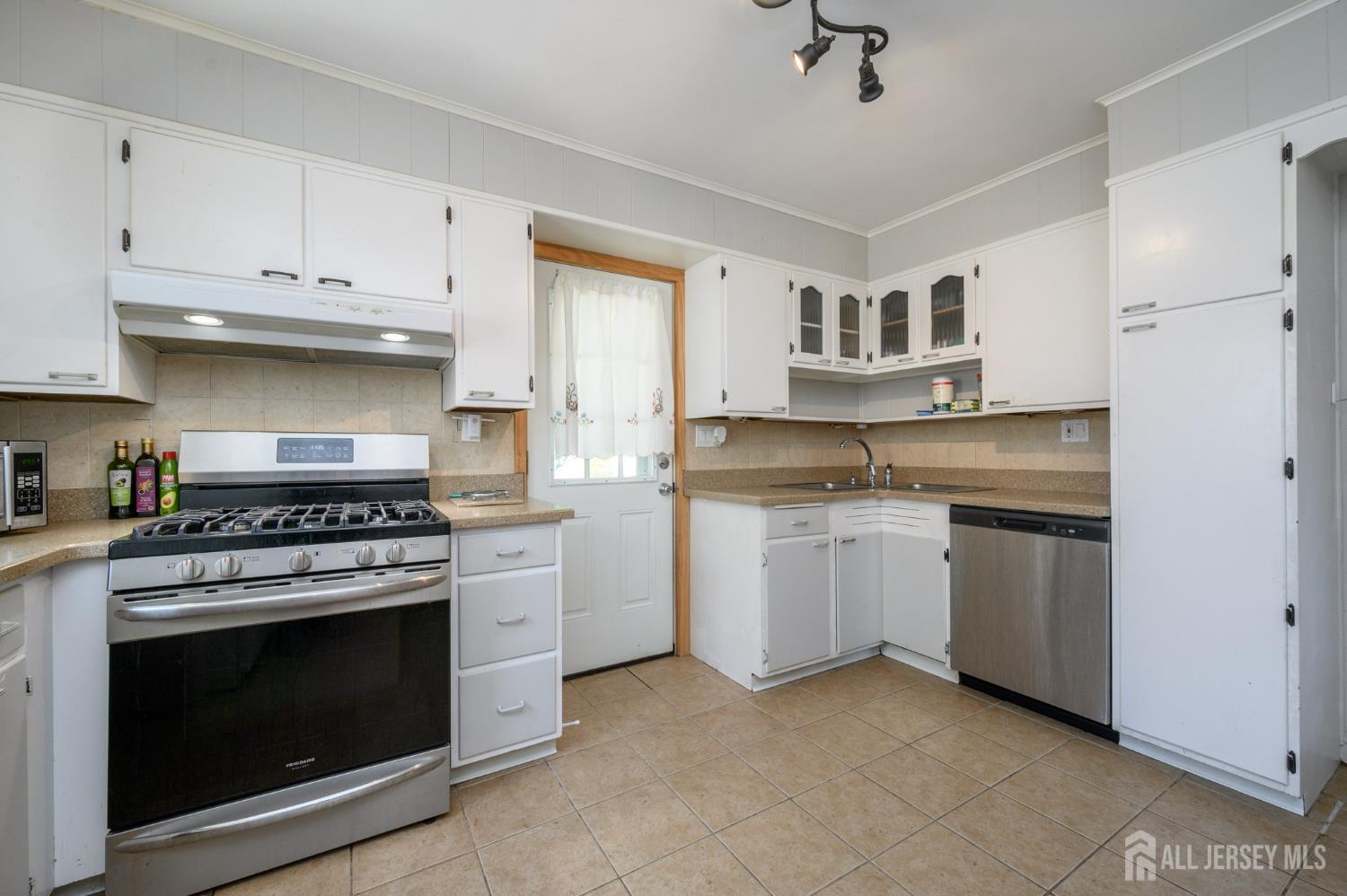 49 Colonial Drive Clark, NJ 07066 - Photo 10 of 31