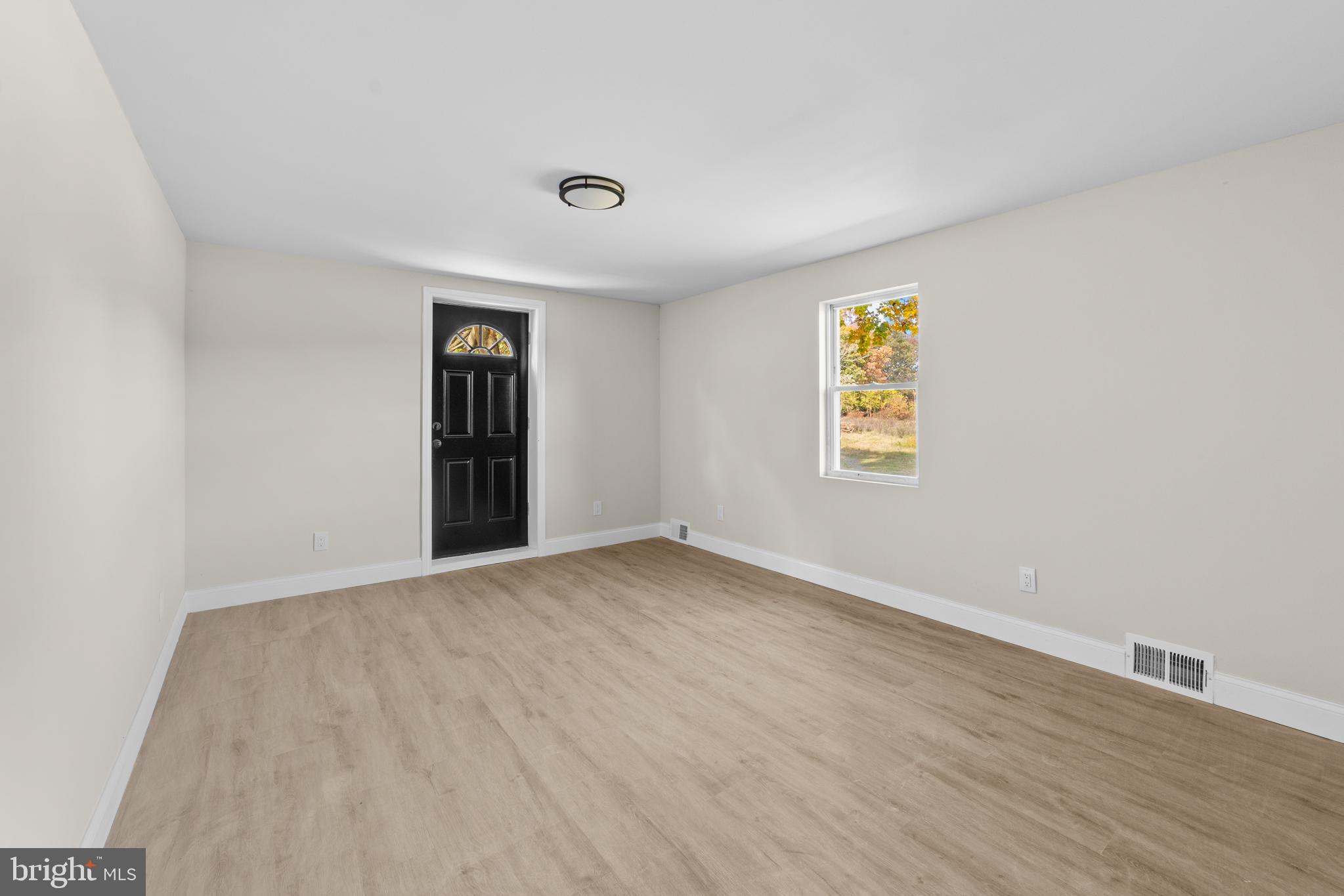 280 Qtn Marlboro Road Salem, NJ 08079 - Photo 19 of 32 an empty room with windows and closet