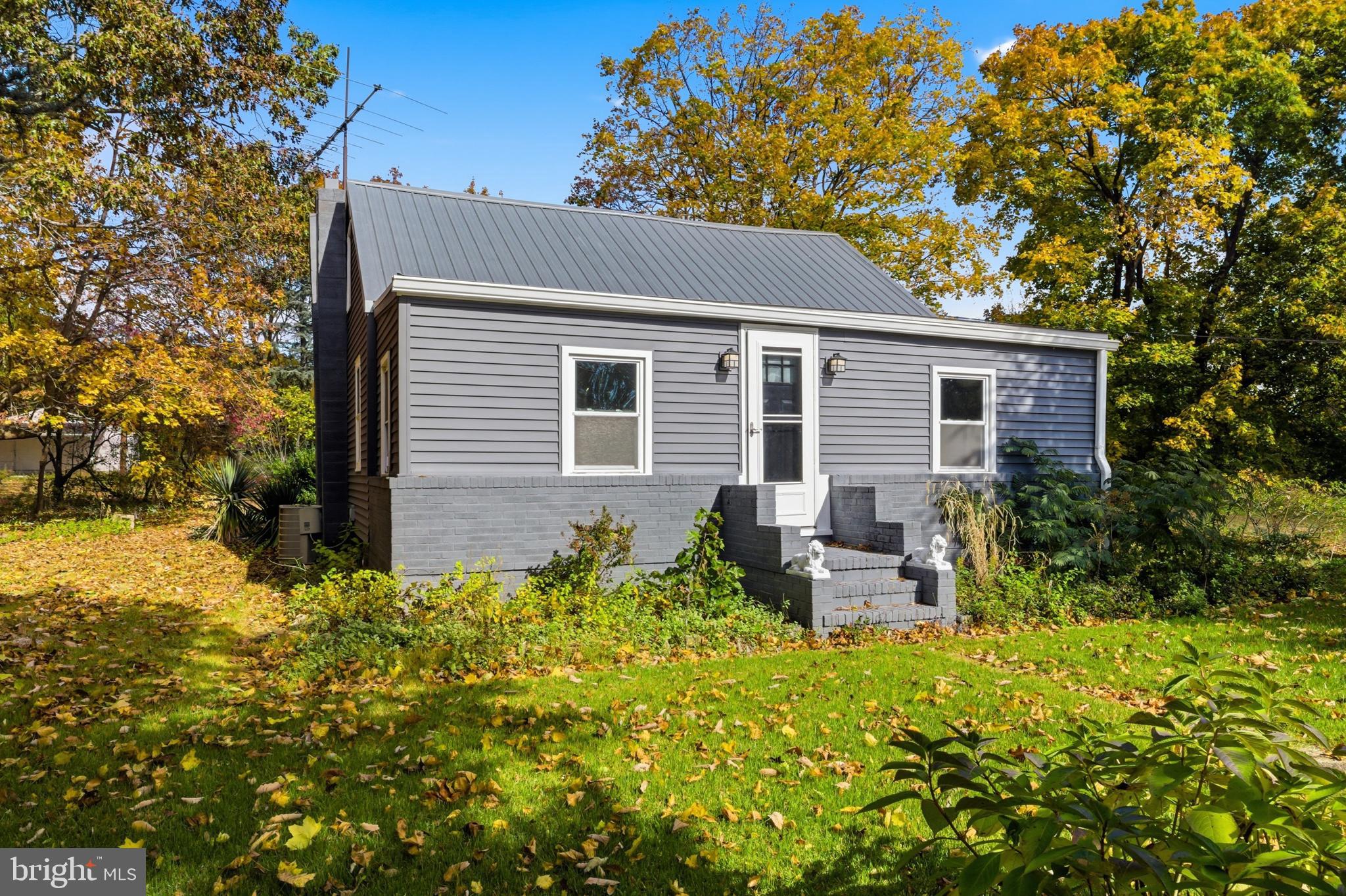 280 Qtn Marlboro Road Salem, NJ 08079 - Photo 5 of 37 a backyard of a house with table and chairs