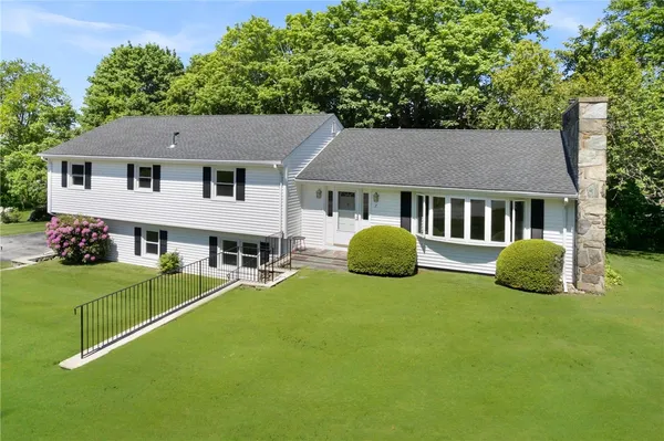 $650,000 | 7 Westwood Drive, Portsmouth, RI 02871