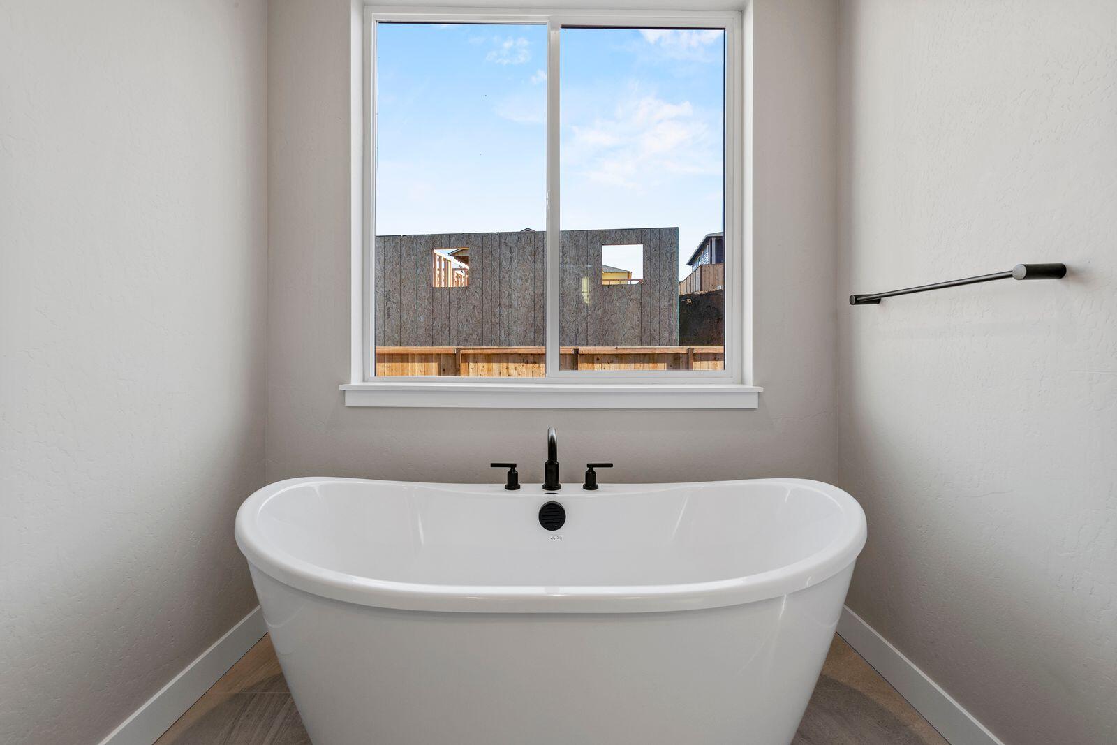 1135 Pumpkin Ridge, Unit 319 Eagle Point, OR 97524 - Photo 18 of 34 a white bath tub sitting next to a window