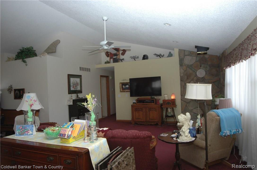 9093 Antcliff Road Howell, MI 48855 - Photo 5 of 30 DSC_0017.JPG