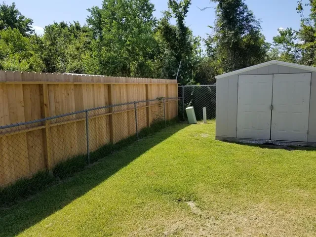 a view of a backyard