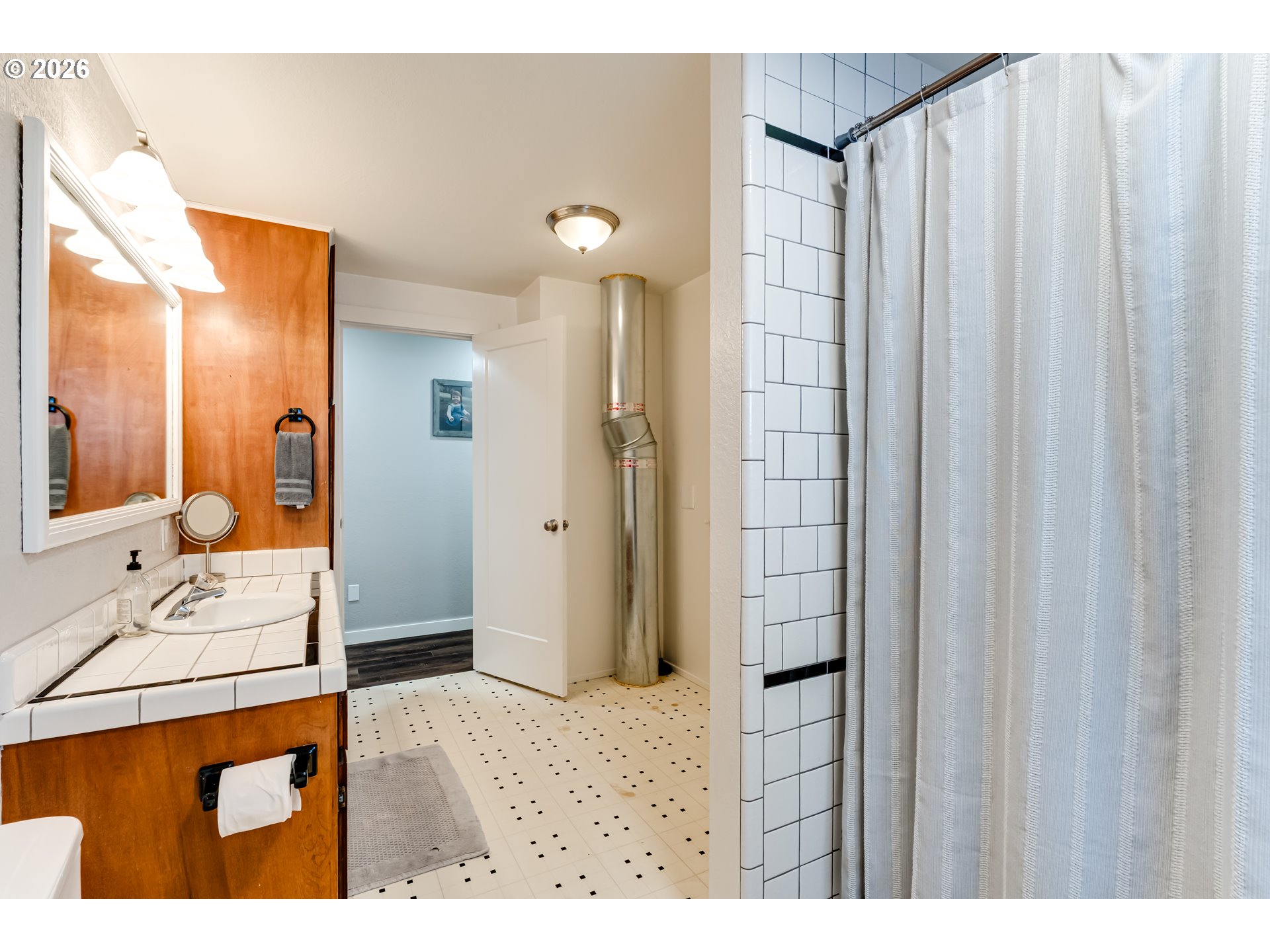 1088 Linda Lane Springfield, OR 97478 - Photo 21 of 43 a bathroom with a sink and a mirror