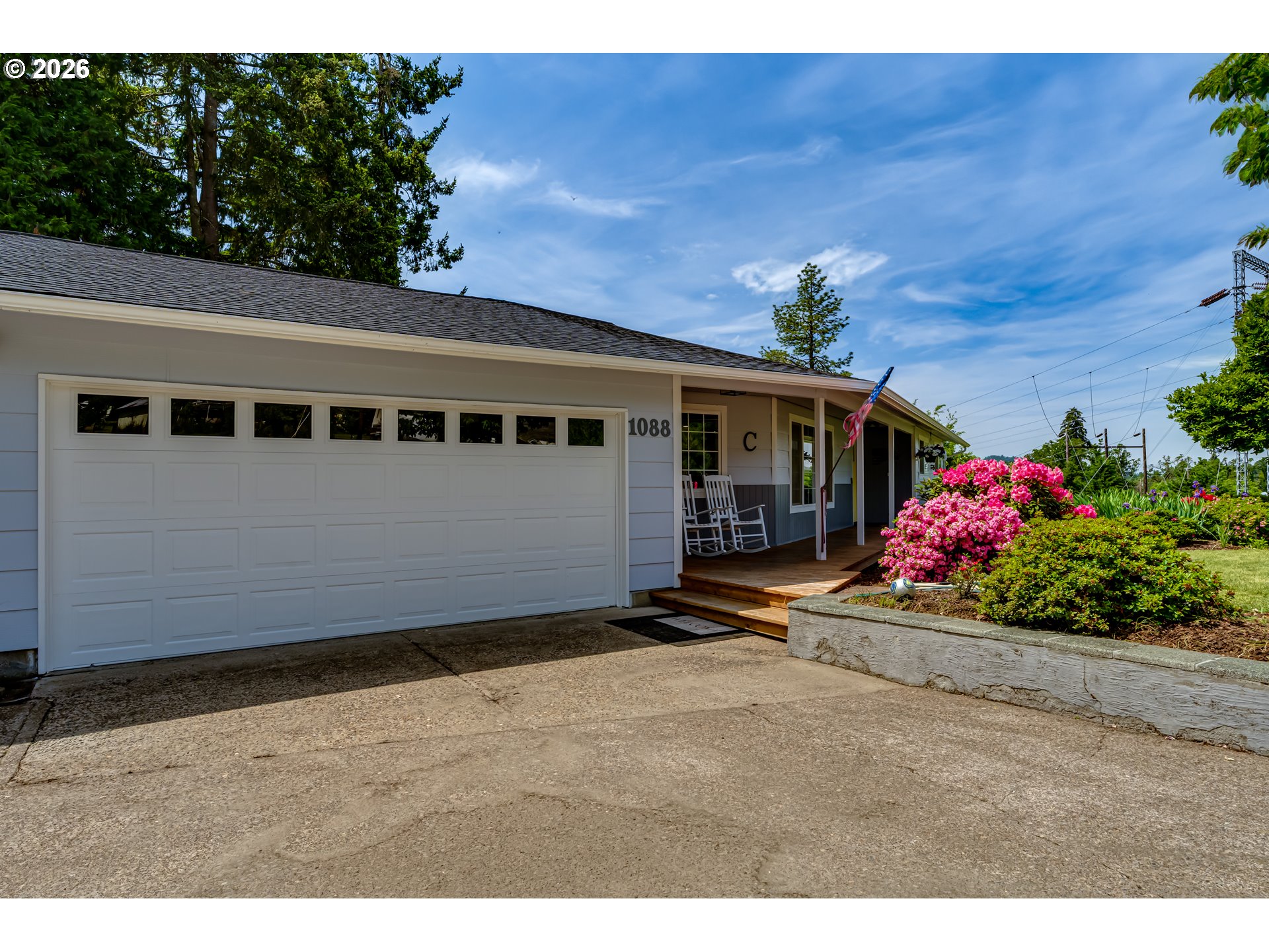1088 Linda Lane Springfield, OR 97478 - Photo 4 of 43 a front view of a house with a yard