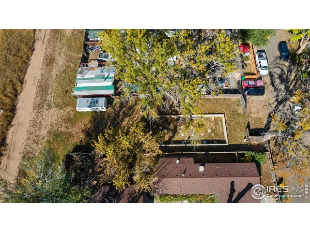 a black and white photo of a living room
