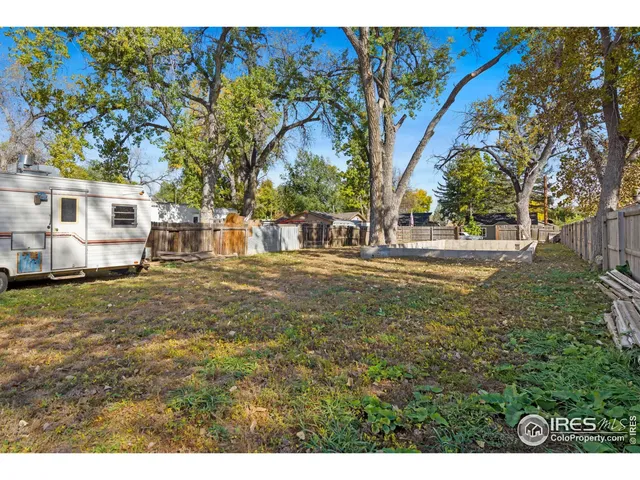 a view of back yard of the house