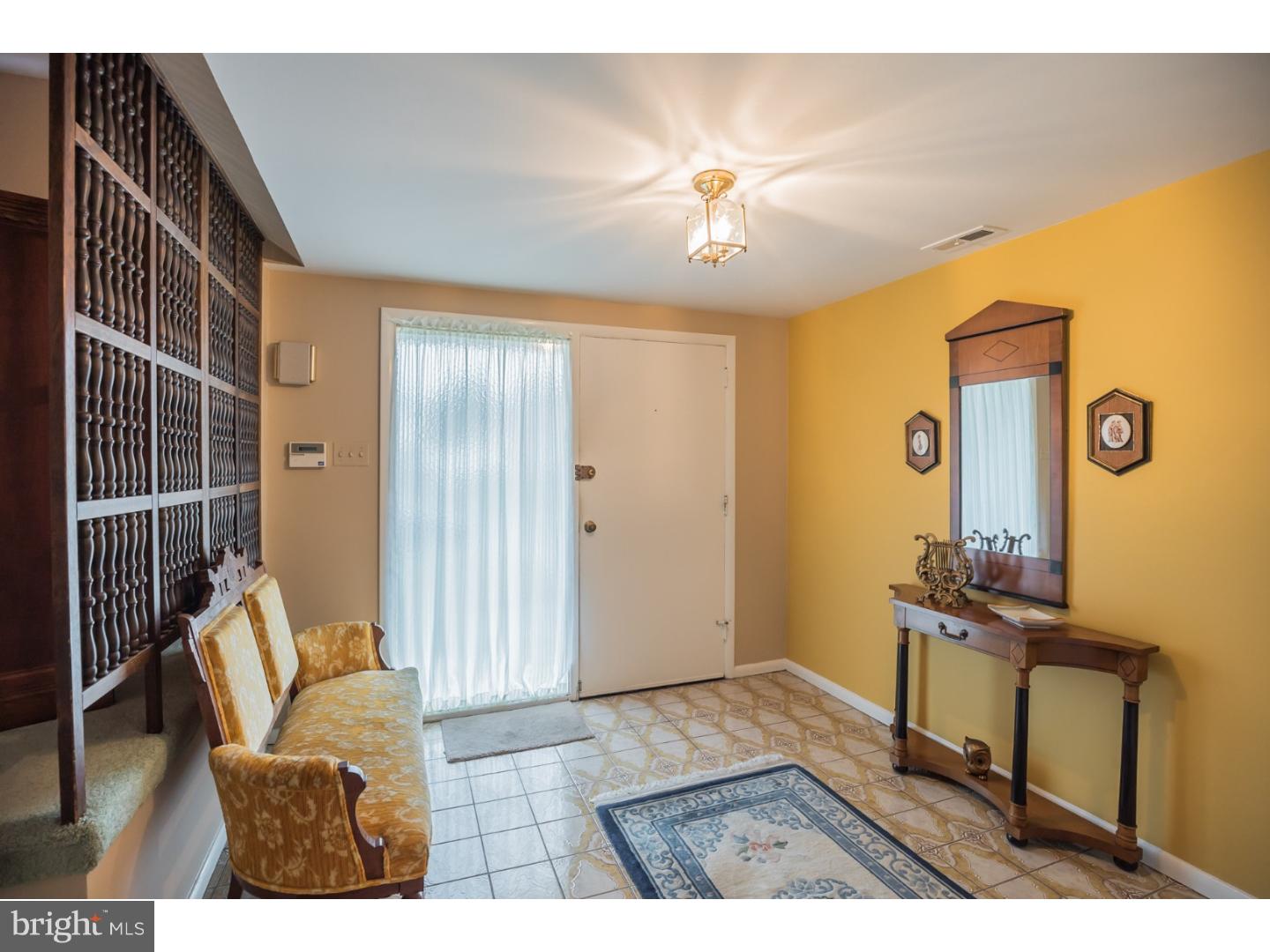 9745 Susan Road Philadelphia, PA 19115 - Photo 3 of 24 Foyer