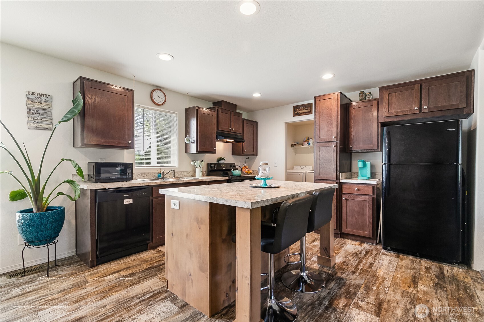 5565 Hillvue Road Blaine, WA 98230 - Photo 2 of 34