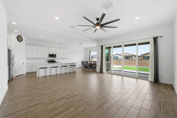 $3,200 | 4323 North 92nd Drive, Phoenix, AZ 85037