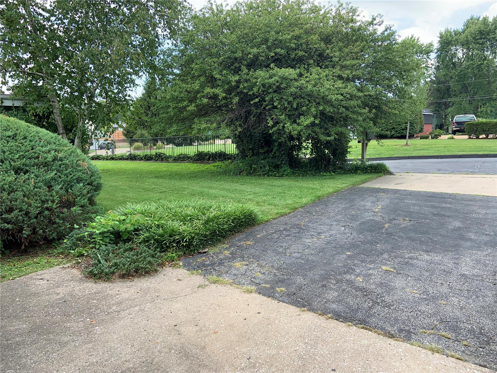 2 Handom Place St. Louis, MO 63114 - Photo 3 of 44