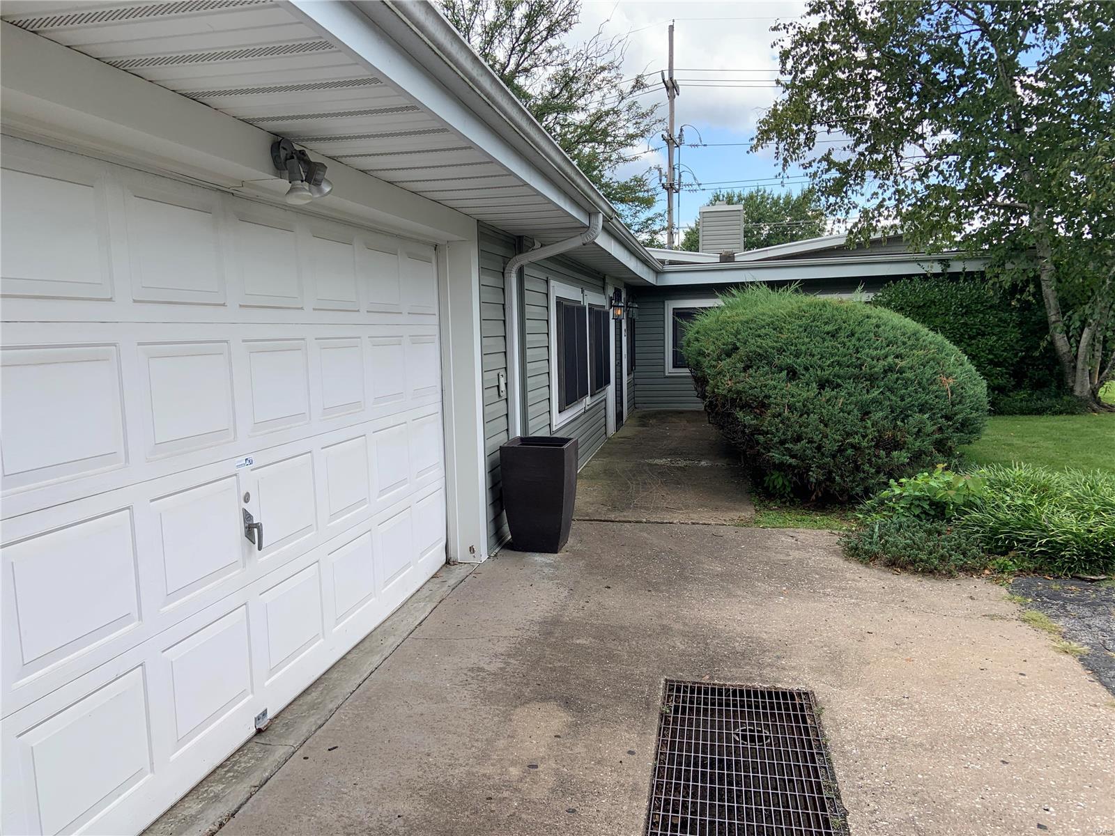 2 Handom Place St. Louis, MO 63114 - Photo 4 of 44