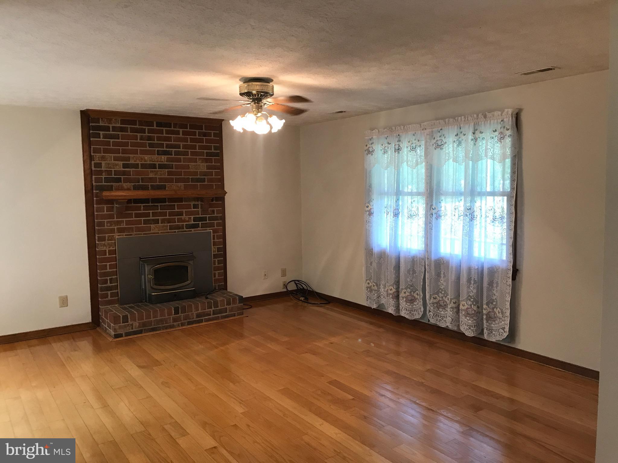 1494 Gardners Road Mineral, VA 23117 - Photo 5 of 27 Living Room