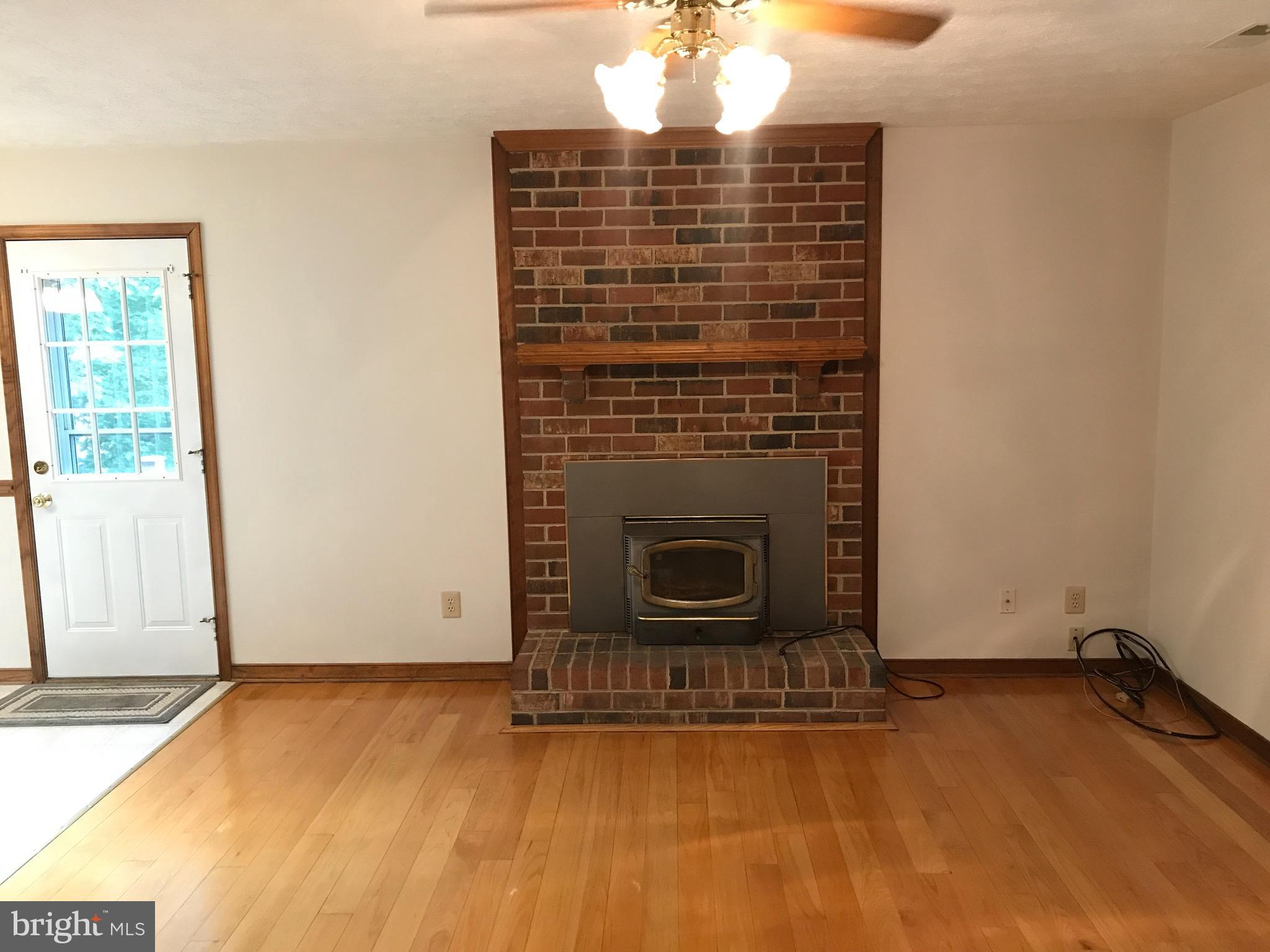 1494 Gardners Road Mineral, VA 23117 - Photo 10 of 27 Living Room