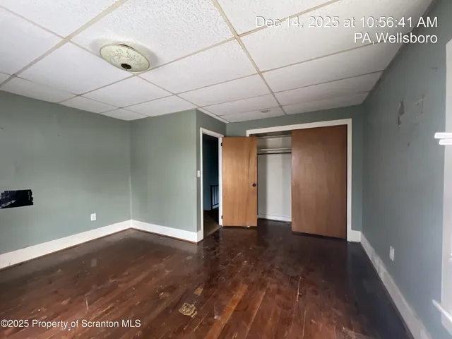 a view of empty room with window