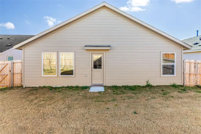 a view of a house with backyard