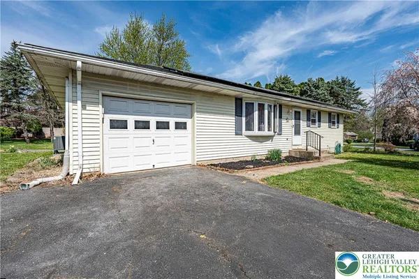 $390,000 | 8 Babbling Brook Road, Easton, PA 18045