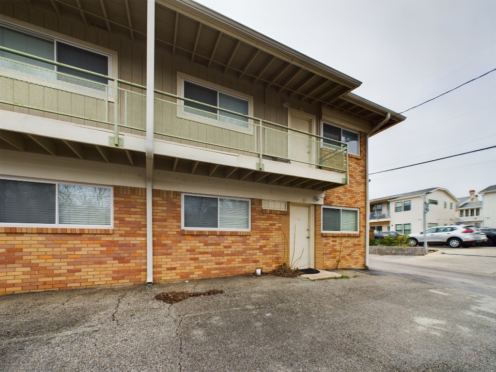 304 East 33rd Street, Unit 8 Austin, TX 78705 - Photo 12 of 14 a view of a house with a street