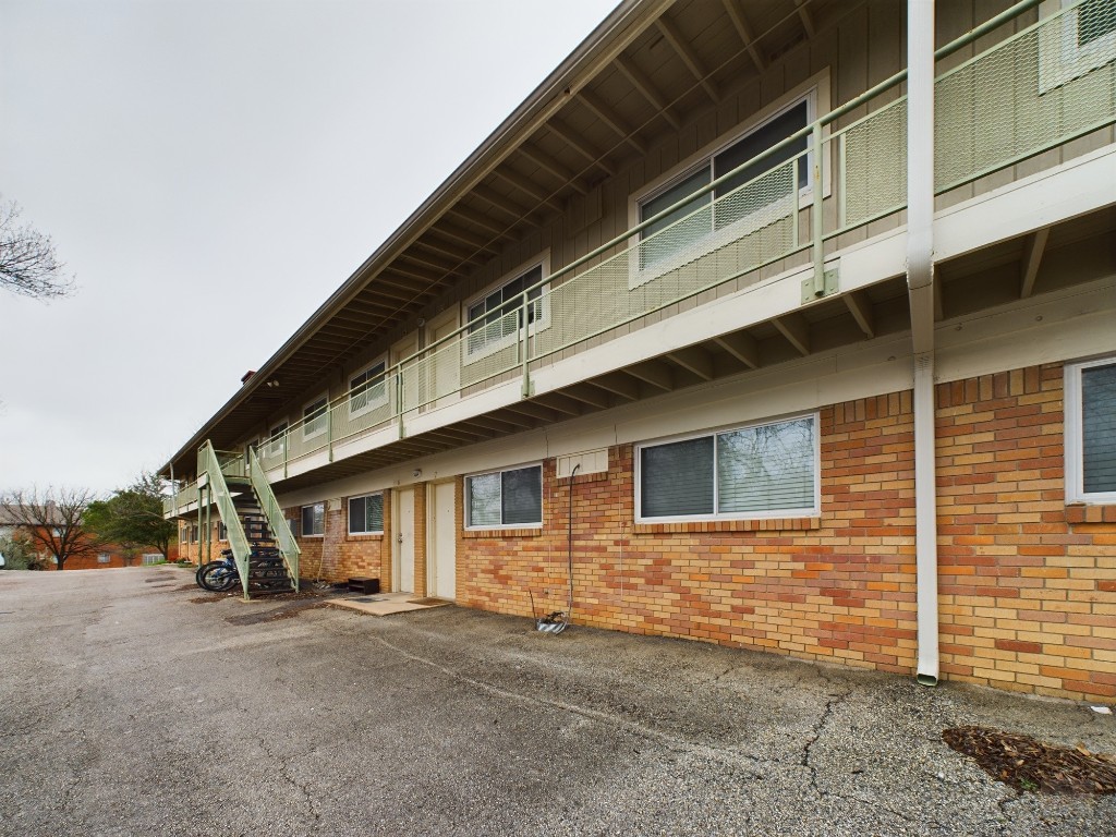 304 East 33rd Street, Unit 8 Austin, TX 78705 - Photo 13 of 14 a view of a house with a street