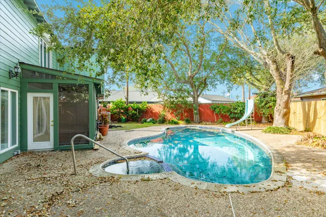 a view of a backyard house with table and chairs