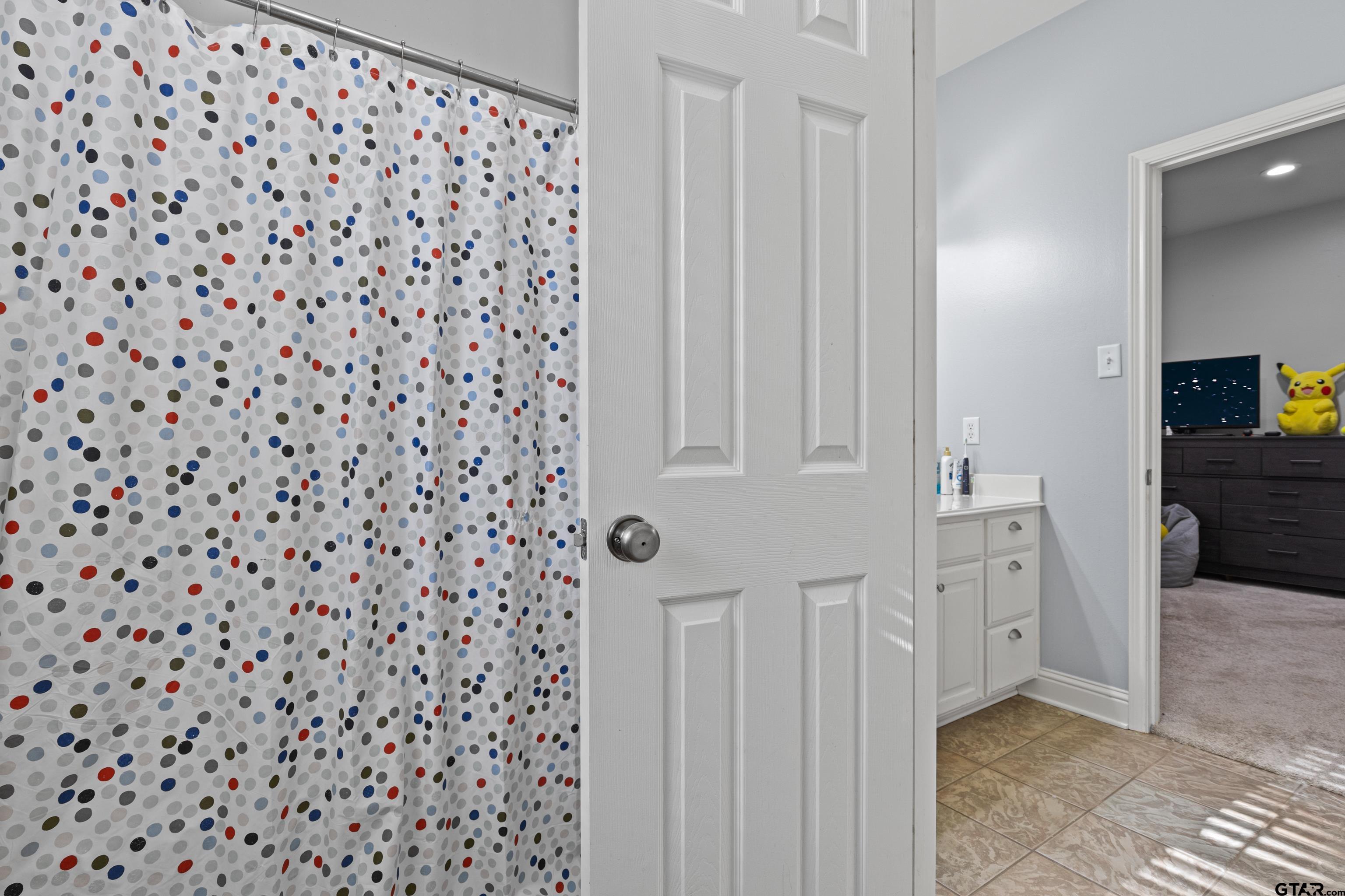 5201 Whitaker Circle Longview, TX 75605 - Photo 26 of 40 a spacious bathroom with a bathtub and a shower
