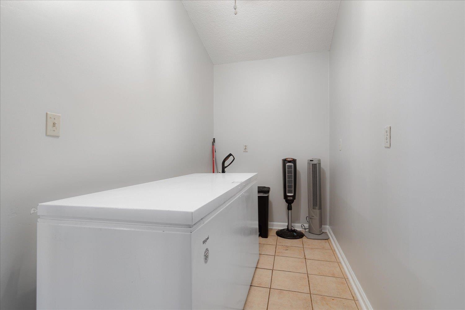 4141 Archer Drive Memphis, TN 38109 - Photo 14 of 26 a utility room with dryer and washer