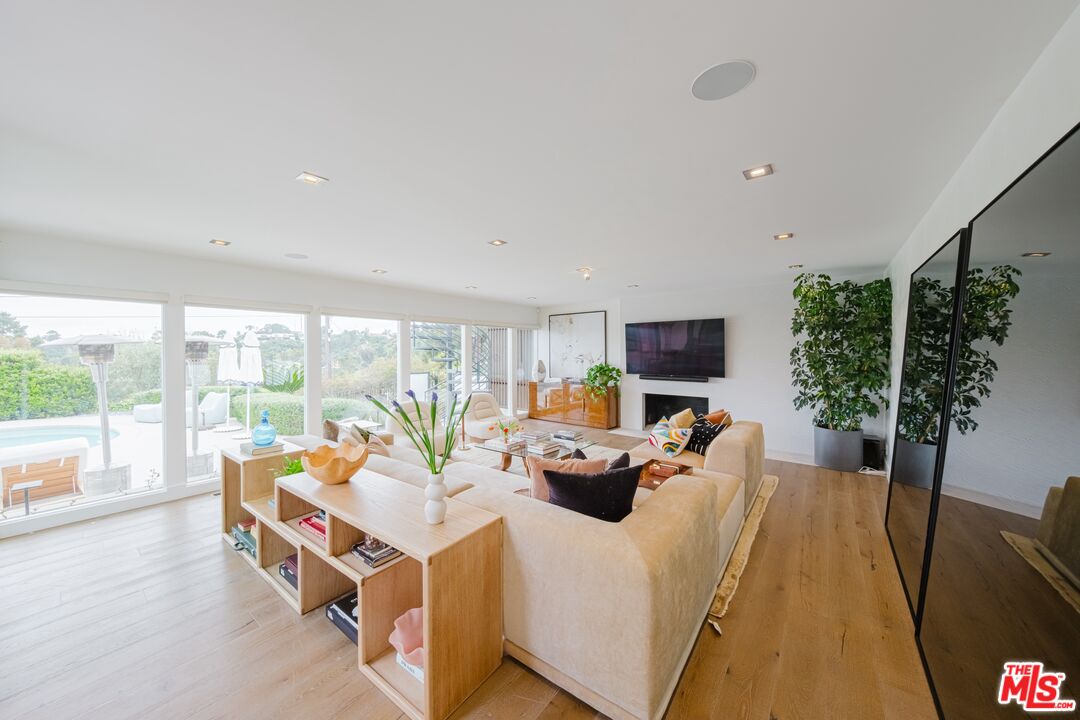 2644 Greenvalley Road Los Angeles, CA 90046 - Photo 6 of 73