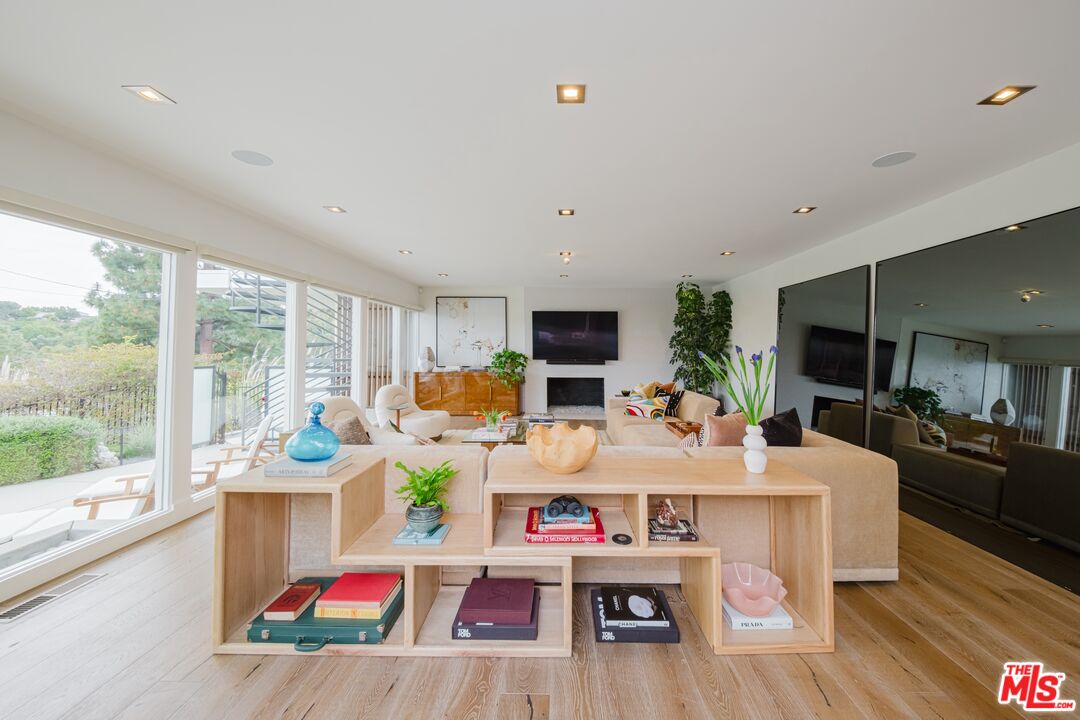 2644 Greenvalley Road Los Angeles, CA 90046 - Photo 8 of 73