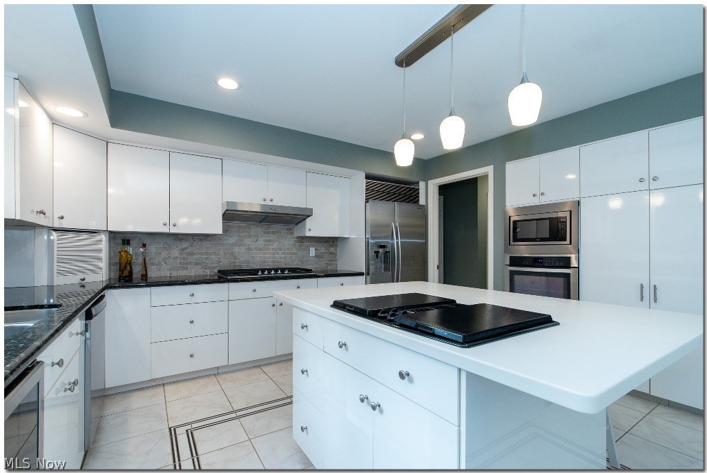 3225 Old Brainard Road Pepper Pike, OH 44124 - Photo 11 of 35 Enormous Gourmet Kitchen with All New Appliances in 2018 and Center Island
