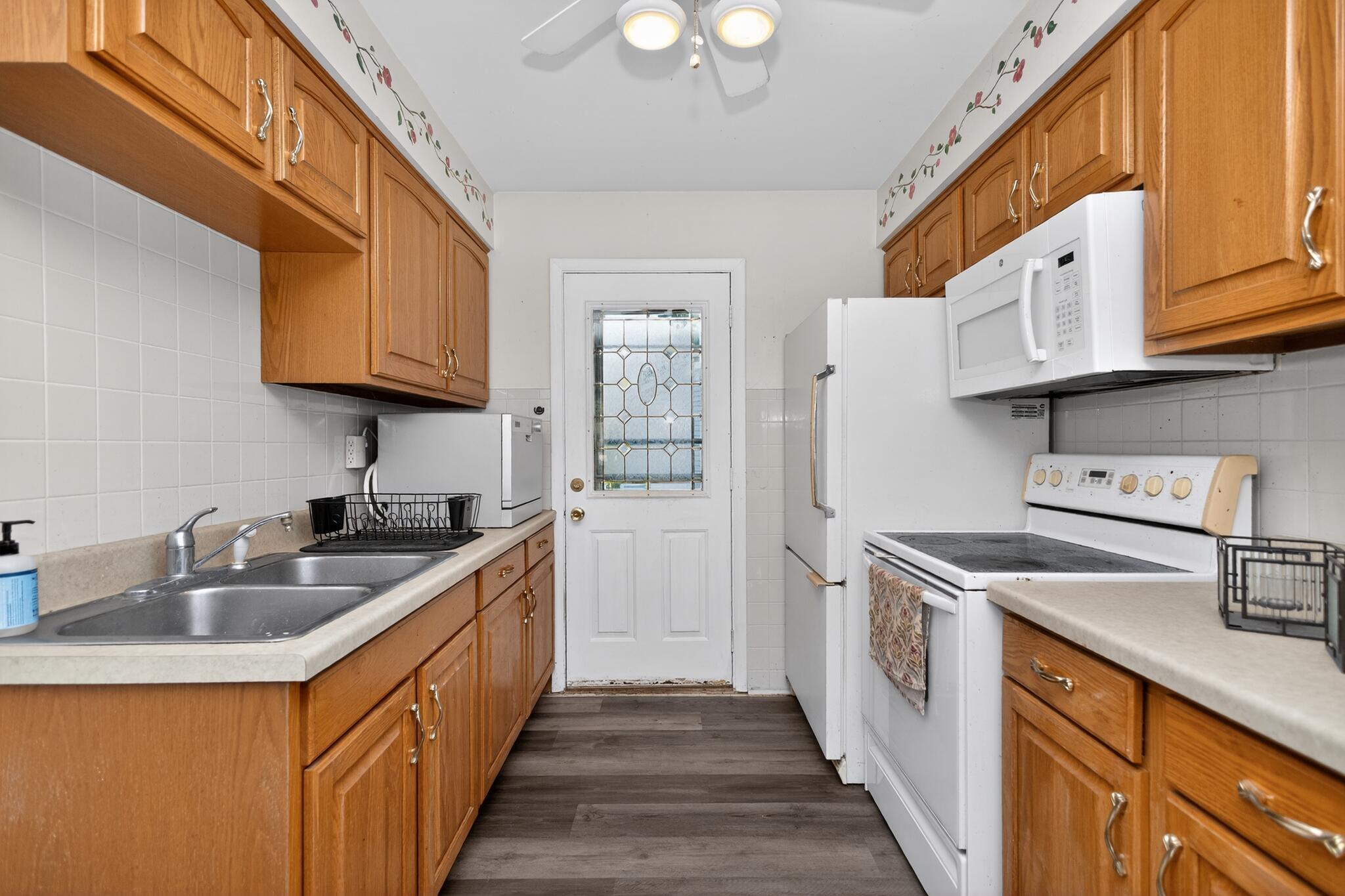 1618 East College Avenue Appleton, WI 54915 - Photo 9 of 18 Kitchen