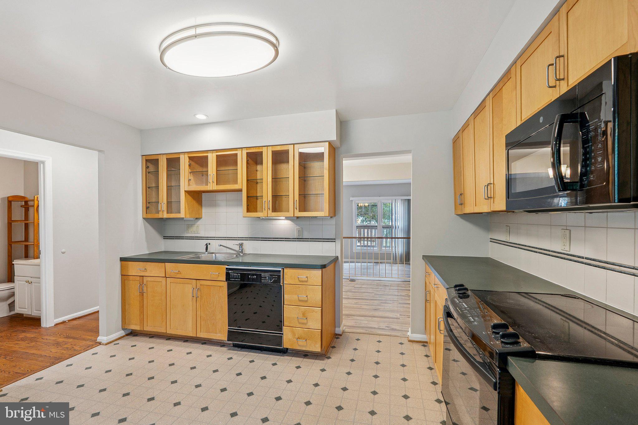 2917 Village Spring Lane Vienna, VA 22181 - Photo 6 of 37